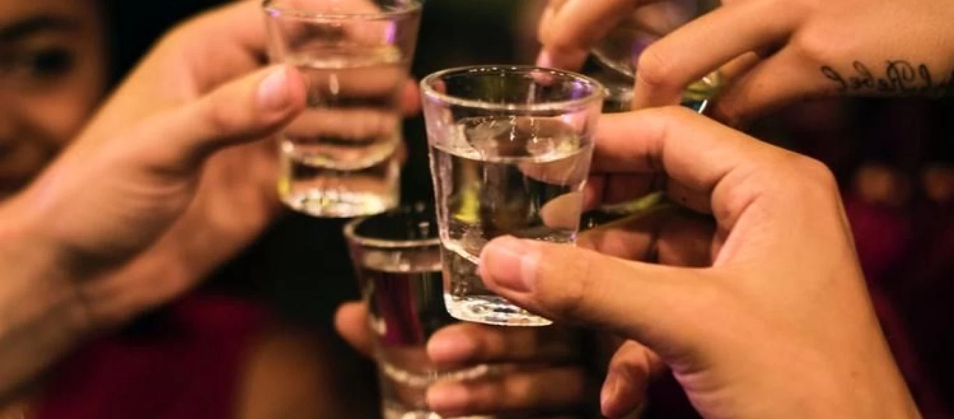 Δεν φαντάζεστε ποιος είναι πραγματικά ο λόγος που ένα σφηνάκι μας «καίει» το λαιμό